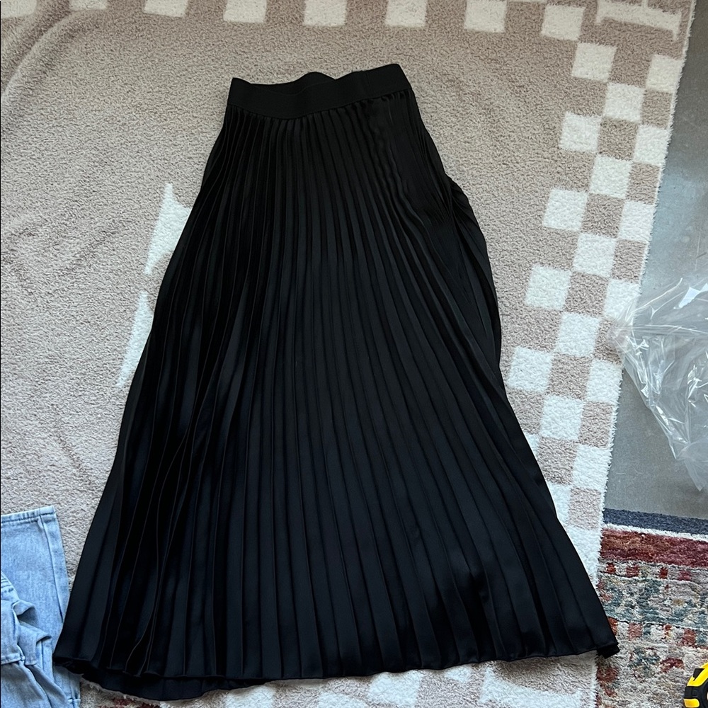 H&M Black A-Line Pleated Skirt